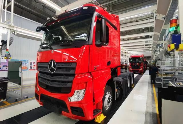 梅賽德斯-奔馳第一臺國產重卡在北京福田戴姆勒公司新廠區下線.jpeg