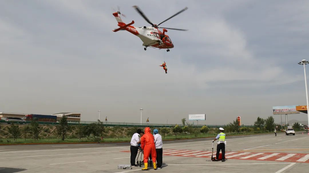 高速公路應急處置空中救援演練.jpg