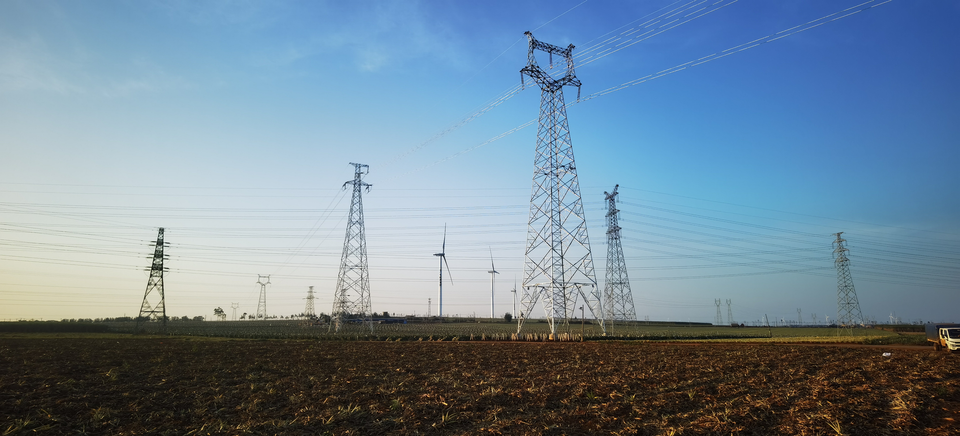 圖3:項目外送線路跨(穿)越多處220kV電力線路.jpg 圖3:項目外送線路跨(穿)越多處220kV電力線路.jpg