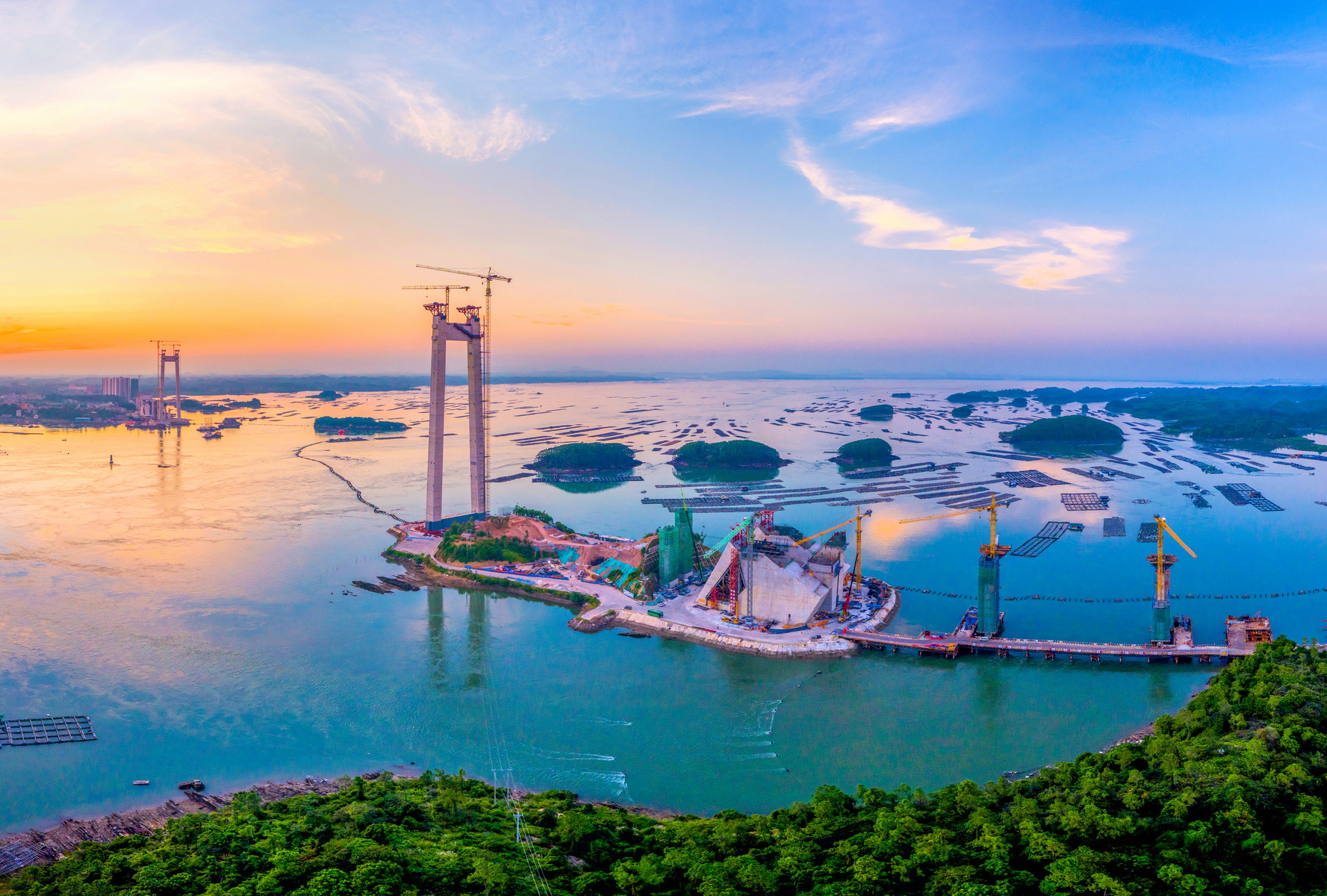 廣西最長跨海大橋——龍門大橋全面進入主纜架設階段.jpg