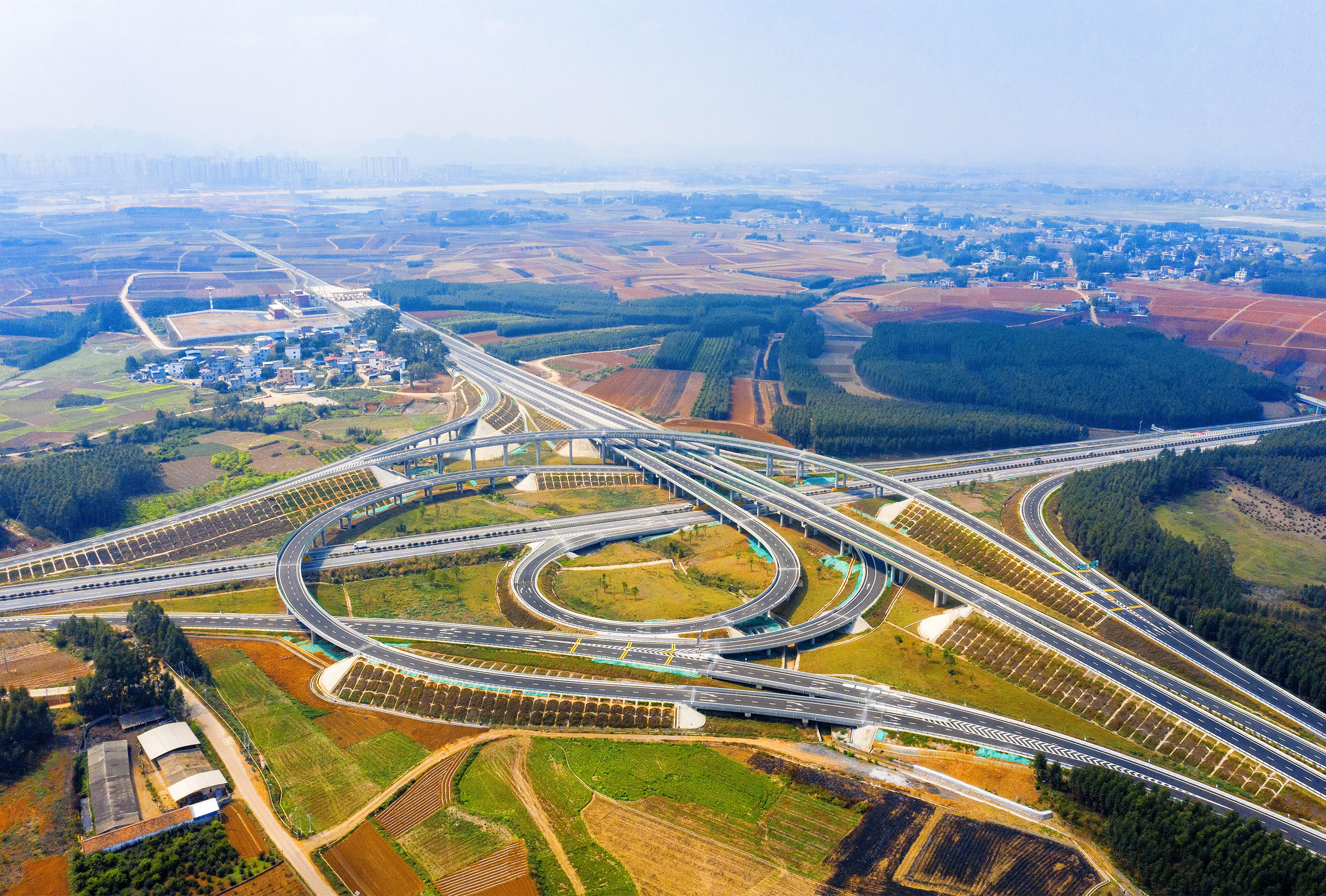 廣西交通投資集團(tuán)平南至武宣高速公路七星樞紐互通縱橫交錯(cuò)，在廣袤的桂中大地勾勒出一幅絢爛無比的丹青畫卷.jpg