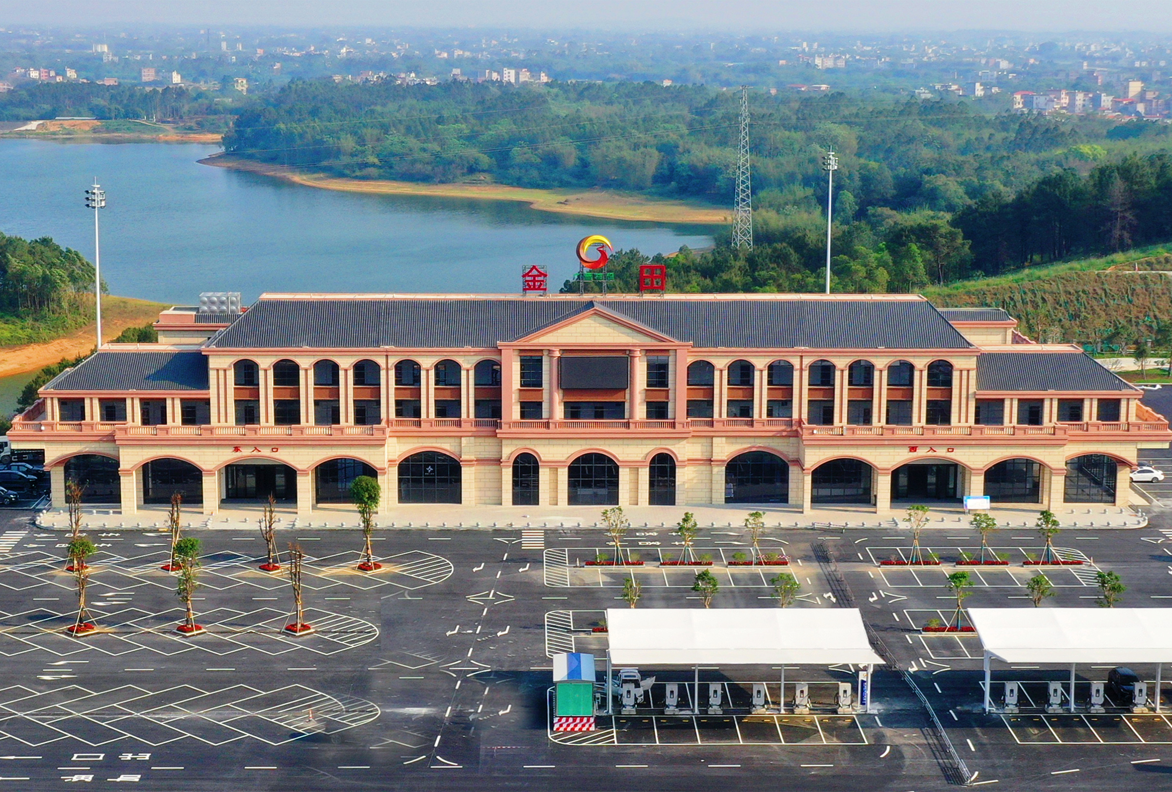 廣西交通投資集團(tuán)平南至武宣高速公路金田服務(wù)區(qū)智促”交旅融合“ ， 助力鄉(xiāng)村振興.jpg