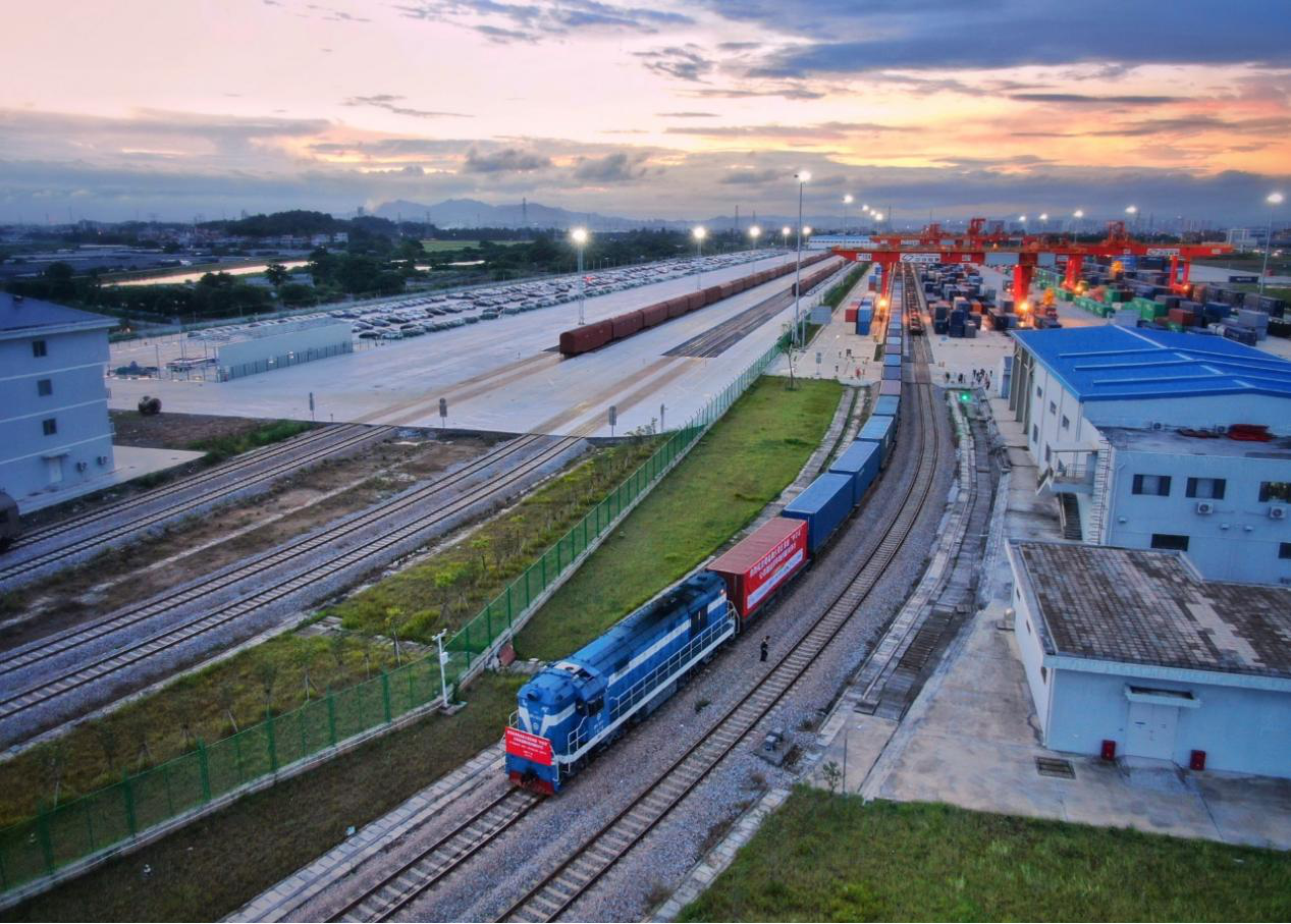 圖片3粵港澳大灣區首列“中吉烏”公鐵聯運國際班列駛出發運站點.png