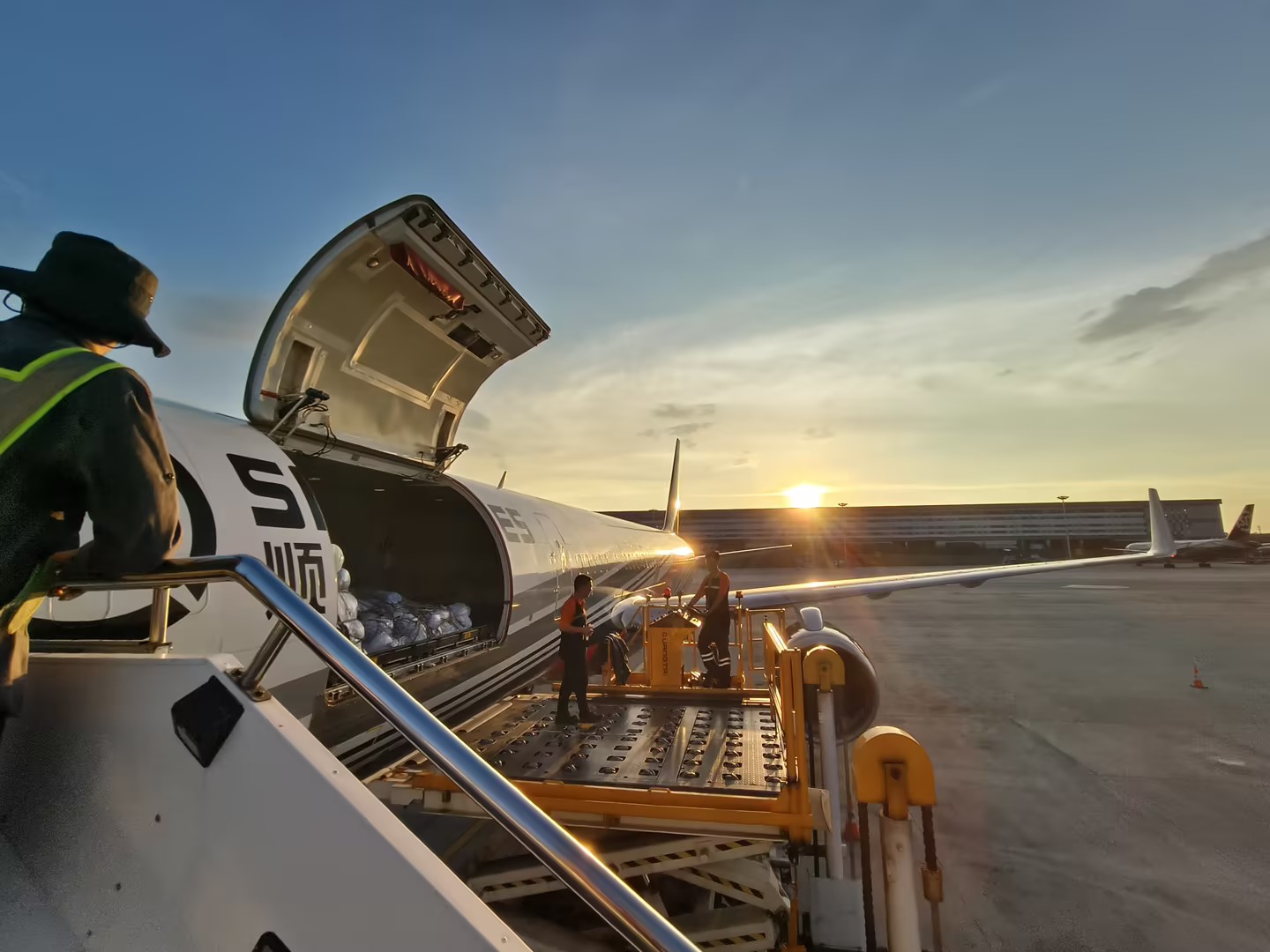 白云機場順利完成成都大運會物資貨包機首次保障工作.jpg 白云機場順利完成成都大運會物資貨包機首次保障工作.jpg