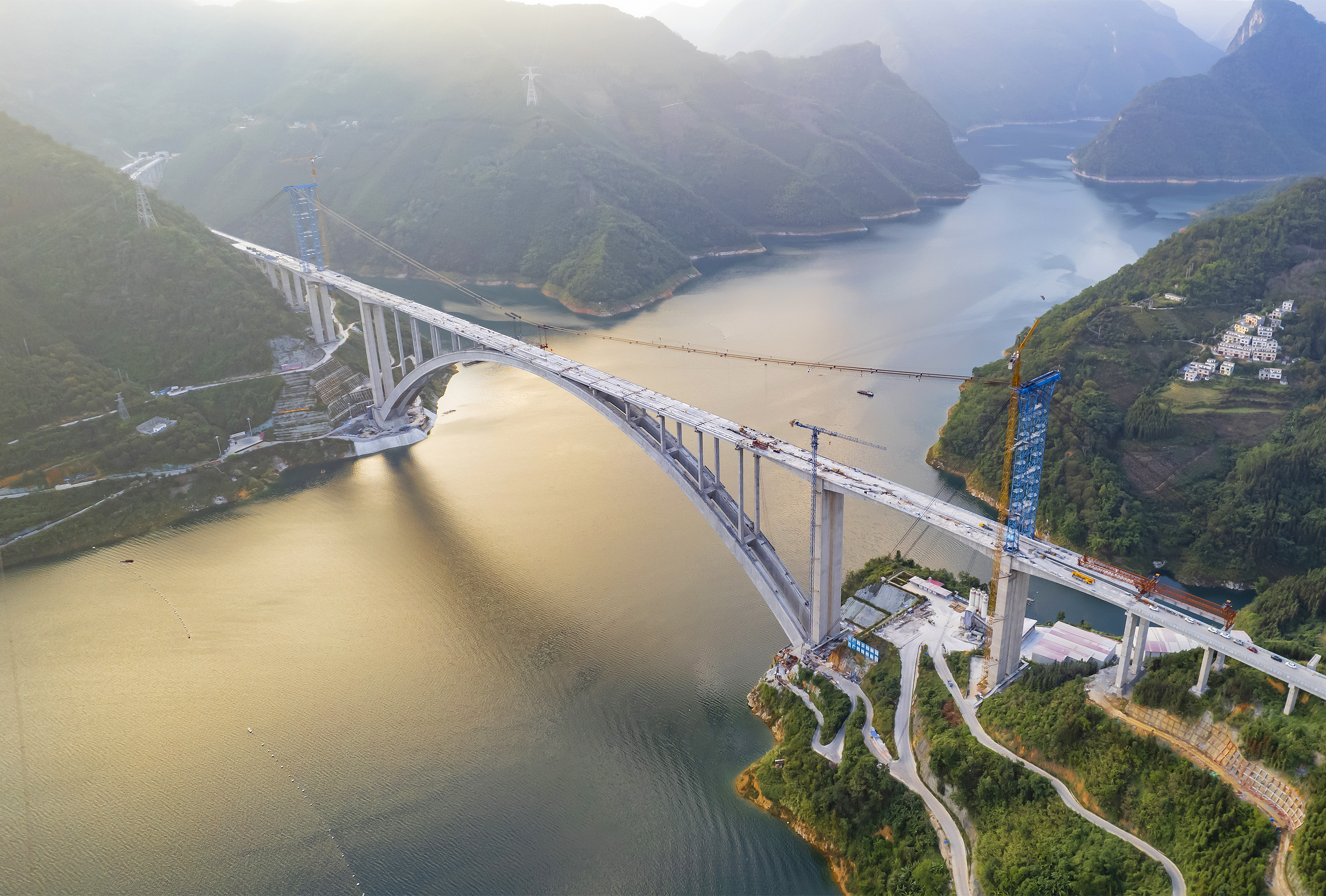 天峨龍灘特大橋宛如蒼龍出海，傲然立于山水之間1.jpg