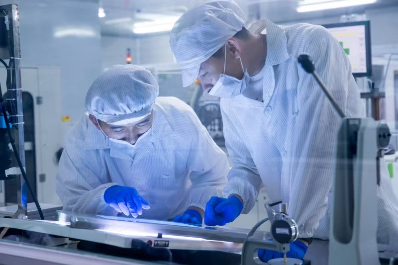 風華高科研發(fā)人員在國家重點實驗室進行項目攻關.jpg 風華高科研發(fā)人員在國家重點實驗室進行項目攻關.jpg