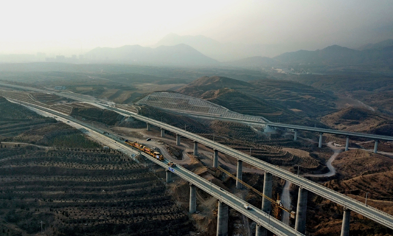 圖為1月6日，工人在崇禮鐵路張家口市下花園區(qū)戴家營大橋鋪軌現(xiàn)場工作。（新華社記者 楊世堯 攝）