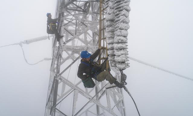 2月12日，受雨雪冰凍天氣影響，國(guó)網(wǎng)湖北省電力公司一供電線路出現(xiàn)故障，導(dǎo)致京廣高鐵橫店?yáng)|至孝感北區(qū)段供電能力不足，造成途經(jīng)該區(qū)段旅客列車不同程度晚點(diǎn)。故障發(fā)生后，國(guó)網(wǎng)武漢供電公司組織人員全力進(jìn)行搶修。圖為搶修現(xiàn)場(chǎng)。（新華社記者 肖藝九 攝）