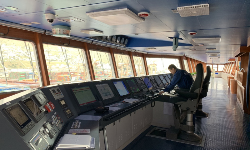 中國超大型集裝箱貨輪“中遠海運雙魚座”輪在經過近一個月的航行后于2月15日抵達歐洲，停靠希臘比雷埃夫斯港，這是此貨輪今年1月15日交付以來首次航行。圖為2月15日，在希臘比雷埃夫斯港，工作人員在“中遠海運雙魚座”輪駕駛室內查看儀表。（新華社記者 于帥帥 攝）