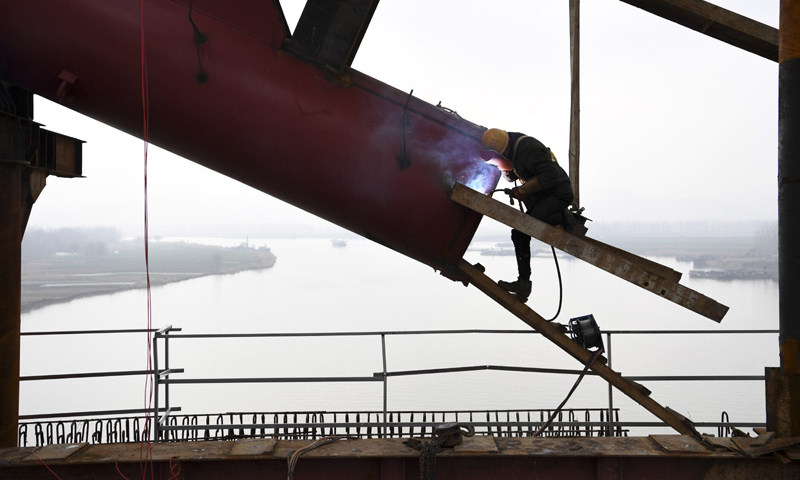 商合杭鐵路由河南商丘站引出，途經(jīng)安徽亳州、阜陽(yáng)、合肥等地區(qū)，在蕪湖跨越長(zhǎng)江，引入杭州站，線路全長(zhǎng)794.55公里，設(shè)計(jì)時(shí)速350公里。圖為2月27日，施工人員為商合杭鐵路跨淮河特大橋鋼管拱提升合龍做施工準(zhǔn)備。（新華社記者 劉軍喜 攝）