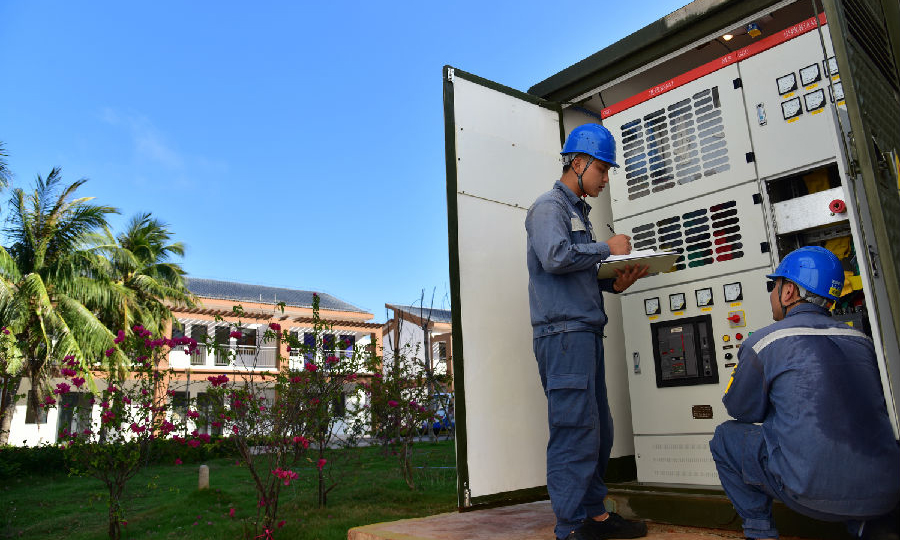 圖為近日，在海南省三沙市永興島，南方電網(wǎng)海南三沙供電局員工檢查箱式變電站，確保兩會期間安全穩(wěn)定供電。（劉昌 攝）