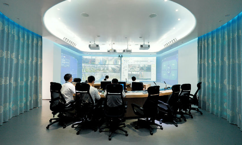 南方電網(wǎng)廣東電網(wǎng)公司構建省地兩級聯(lián)動生產(chǎn)監(jiān)控指揮中心，高效智能守護用電安全。圖為近日，工作人員在生產(chǎn)監(jiān)控指揮中心監(jiān)控現(xiàn)場作業(yè)工作，確保兩會期間安全穩(wěn)定供電。（譚茂茜 攝）