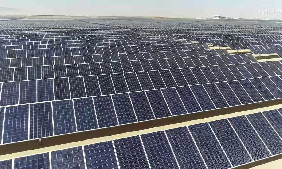 中國化學工程參建的埃及阿斯旺光伏發電項目占地面積37.2平方公里，分41個區塊發電站，中國化學工程承建了其中3個區塊發電站，于2018年4月開工，規劃建成后裝機容量186MWP/日峰值，發電量4億千瓦時/年。圖為項目現場。