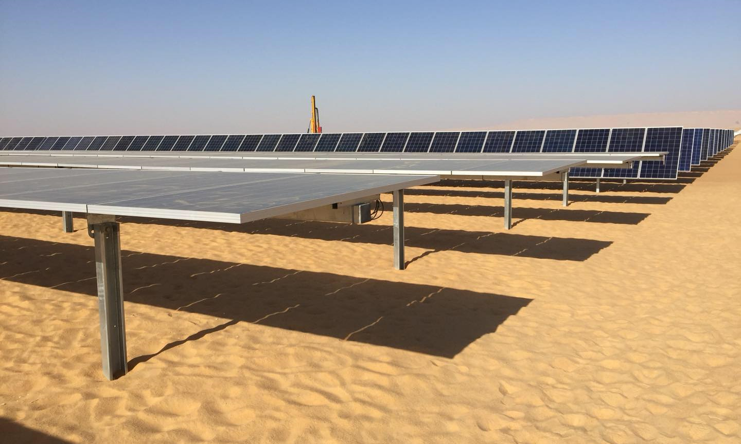 埃及光伏發電項目所在地夏季長達6個月，日均氣溫超過40℃、地表溫度超過70℃。中國化學工程1800多名項目建設者克服環境溫度高、資金周轉艱難、施工機械短缺等困難，按時高質完成各項里程碑節點任務，得到了世界銀行和業主方的高度贊揚。圖為項目現場。