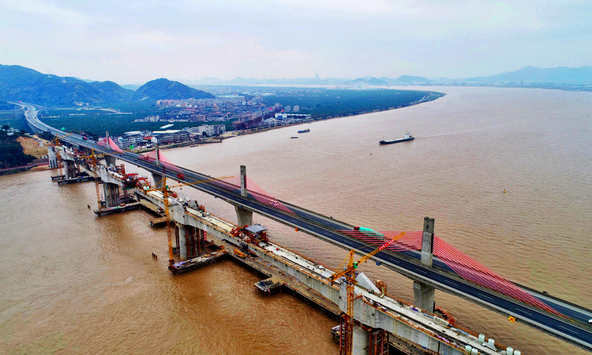 靈江特大橋主跨合龍掃清了金臺鐵路主體施工的最大障礙，將大大加快金臺鐵路建設(shè)進(jìn)程。在建設(shè)過程中，靈江特大橋始終保持安全形勢平穩(wěn)，質(zhì)量優(yōu)異，被譽為金臺鐵路“最美橋梁”。圖為建設(shè)中的靈江特大橋。