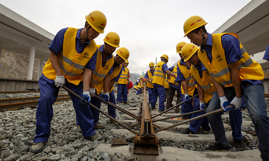 為確保漢十高鐵鋪軌工程安全、優(yōu)質(zhì)、高效地完成，項(xiàng)目部引進(jìn)了鐵路工程安全調(diào)度管理系統(tǒng)，降低了施工風(fēng)險(xiǎn)，確保了鋪軌施工質(zhì)量、安全過(guò)程監(jiān)控，實(shí)現(xiàn)安全、質(zhì)量可追溯。圖為鋪軌施工現(xiàn)場(chǎng)。（彭特 攝）