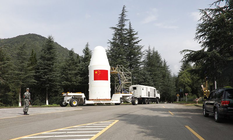 圖為遙感三十號05組衛(wèi)星轉(zhuǎn)運(yùn)。（石立群 攝）