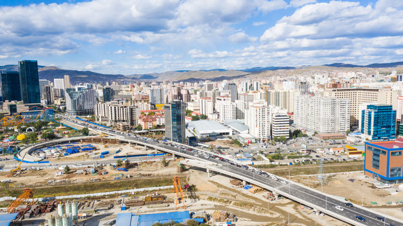 圖為9月15日在蒙古國首都烏蘭巴托航拍的該國最大互通立交橋。新華社發(fā)（徐彬攝）