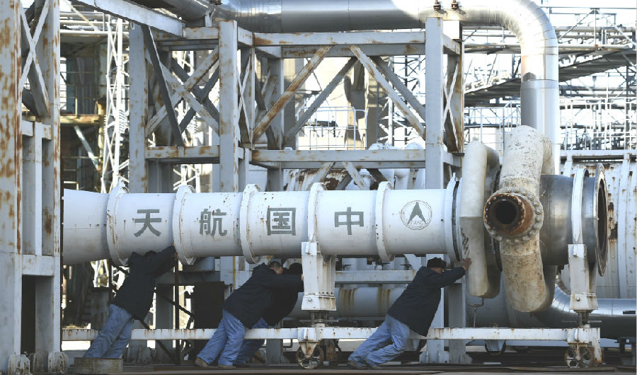 11月25日，長征八號火箭發動機高空模擬試驗獲成功。試驗主要目的是校驗大噴管和獲得發動機的性能數據，并達到交付要求。本次試驗是為長征八號提供交付發動機的校準試驗，試驗發動機完成全部試驗程序后正常關機，試驗工藝系統和測試系統工作正常。圖為工作人員正在進行試驗準備。