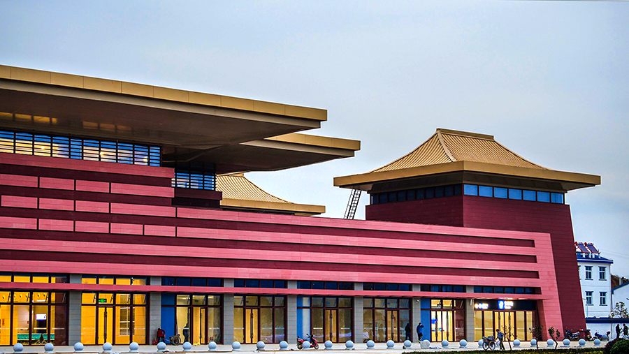 漢十高鐵的美也體現在沿線10個新建高鐵站房上：有用24棵“銀杏樹”撐起的隨州站，有紅磚金瓦、處處彰顯武當山古建筑文化特色的武當山西站，有“一葉扁舟”安陸西站，還有漢代宮殿造型的棗陽站等。圖為漢十高鐵武當山西站。