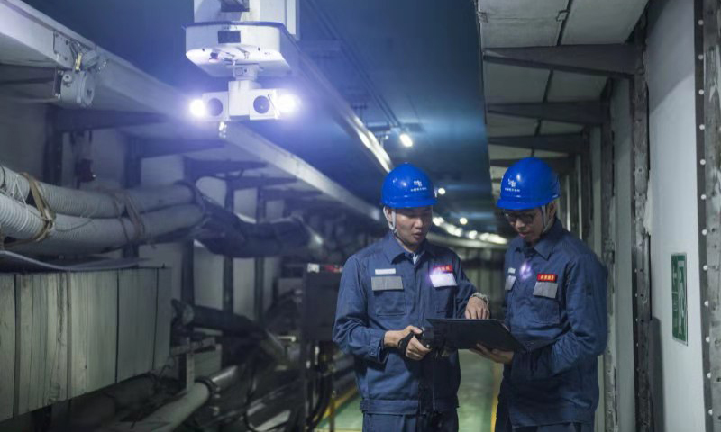 圖為2019年4月11日，珠海供電局輸電管理所電纜一班對環琴甲乙線地下管廊進行巡視，確保珠澳電網安全穩定。（朱甸 攝）