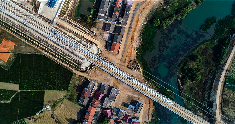 互聯(lián)互通，精準(zhǔn)扶貧，昌贛高鐵是一條金色發(fā)展之路。從“軍旗升起的地方”英雄城南昌出發(fā)，昌贛高鐵跋山涉水，經(jīng)過吉安、興國(guó)、萬(wàn)安等革命老區(qū)；肩負(fù)振興老區(qū)、脫貧攻堅(jiān)的使命，昌贛高鐵將“將軍縣”接入全國(guó)高鐵網(wǎng)。它既是京港高鐵的重要組成部分和先期實(shí)施段，同時(shí)又是江西省以南昌為中心“十”字快速鐵路網(wǎng)的重要組成部分。圖為昌贛高鐵通車運(yùn)營(yíng)。