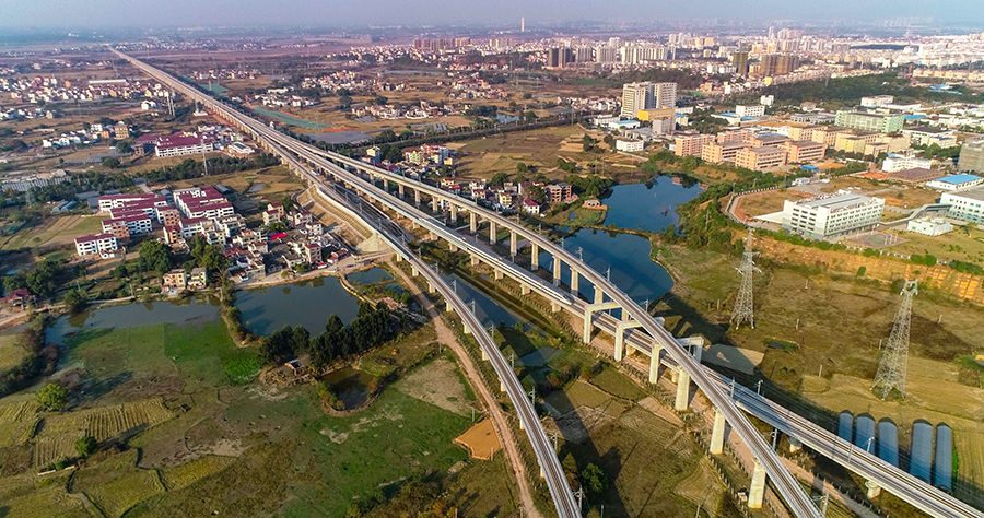 “設(shè)計(jì)中我們充分考慮路網(wǎng)發(fā)展的前瞻性及京港高鐵分段建設(shè)時(shí)機(jī)及工程銜接，保證昌九、長(zhǎng)贛等高鐵在南昌、贛州樞紐的引入預(yù)留及同步實(shí)施。”鐵四院昌贛高鐵總體設(shè)計(jì)負(fù)責(zé)人周世驚介紹說：“此外，全線精心選址，在高鐵與城市最佳融合點(diǎn)設(shè)站13座，平均站間距34公里，基本實(shí)現(xiàn)縣縣設(shè)站。”圖為昌贛高鐵通車運(yùn)營(yíng)。