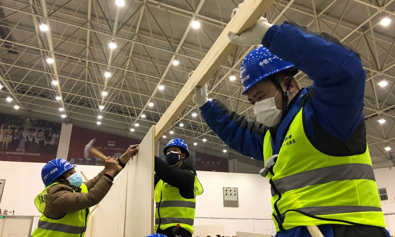 經(jīng)過參建人員通宵突擊奮戰(zhàn)，截至2月6日8:30分，A區(qū)12個倉位的隔板安裝和門洞、吊頂?shù)仁┕と蝿?wù)全部完成，布線和插座安裝等臨電安裝于12時全部完工。圖為隔板安裝現(xiàn)場。