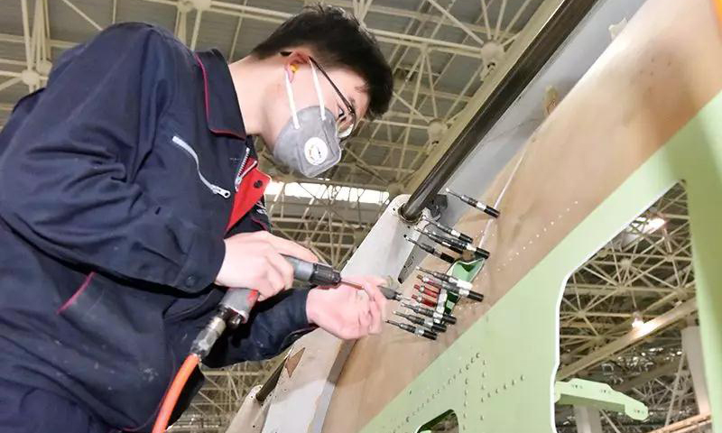 2020年2月4日，在針對新型冠狀肺炎采取有效疫情防控措施，經市區兩級主管部門嚴格檢查批復后，航空工業成飛、成飛民機開始最小化有限度的局部生產。部分符合條件的單位在審批后按照公司統一部署穩步推進各項工作，有序開展飛機正常周期性維護工作及關鍵零部件制造工作。圖為生產車間一隅。