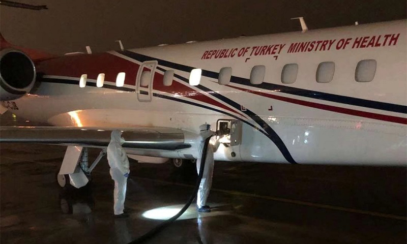 “第一次穿著防護服，給飛機加油，有點緊張，但感覺很特別，感到肩上的責任。”1月25日農歷大年初一4時10分，武漢航空加油站飛機加油員穿著防護服，完成運送疑似新型冠狀病毒肺炎病人的跨洋急救飛機供油保障任務。（今力 攝）