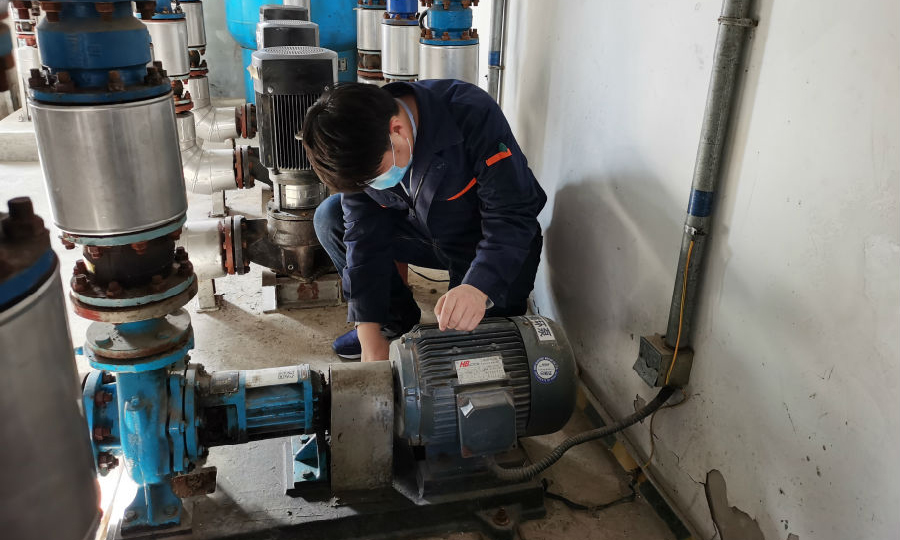 圖為航天科技一院211廠值班人員在巡查檢修補水泵。（趙力保 攝）