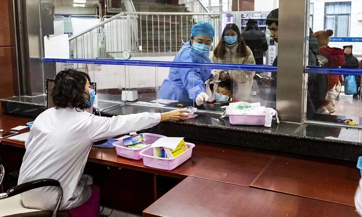 成都航天醫院嚴格執行“24 小時在院值班帶班”制度，門診大廳的預檢分診臺配備體溫槍、口罩、速干手消毒液，并在急診科綠色通道處設置了警戒線，購置了特殊馬桶，并要求門、急診加強醫護人員防護，做好就醫患者的引導和分診工作。圖為醫護人員為患者拿藥。（張志勇 攝）