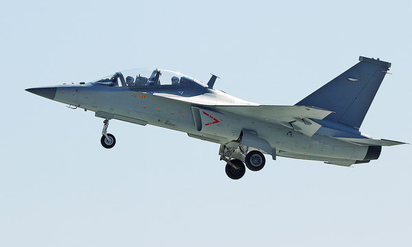 2月17日，兩名試飛員駕駛一架高教機騰空而起，直刺藍天，在飛行53分鐘后，平穩降落在瑤湖機場，標志著航空工業洪都新春開飛取得圓滿成功。此次開飛累計試飛3架次，極大增強了洪都堅決打贏疫情防控阻擊戰和完成科研生產任務的信心和決心。