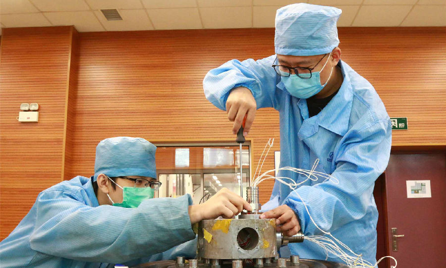 近日，航天科技九院825廠廣大干部職工韌性十足，堅守防控一線，有序復工復產。圖為檢測分析中心試驗現場，試驗人員開足馬力為型號配套產品作試驗前準備工作。（楊先磊 攝）