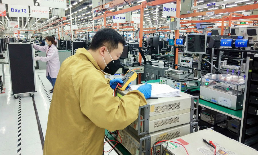 近日，航天科技八院808所順利完成200余套設備的計量任務，助力醫療設備生產線順利重啟，該生產線生產的心臟監視儀已第一時間運抵武漢。圖為該所計量人員工作場景。（索軒 攝）