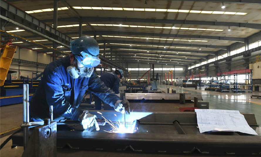 近日，航天科技519廠科學合理控制復崗人數，嚴格執行“3個14天”隔離要求，實行每日報送制度，以監督管理促進疫情防控、以疫情防控穩定科研生產。該廠各主要生產分廠在確保員工生命安全和身體健康的同時，周密梳理生產任務，合理調配生產資源，嚴格把控產品交付節點。圖為519廠特裝事業部職工在緊張生產。