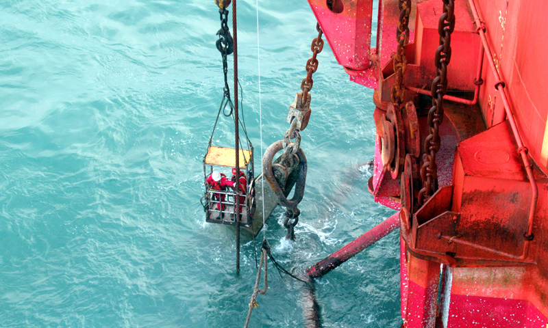 圖為鉆井平臺在第20號臺風“艾莎尼”來臨前高效完成加油船系纜加油作業(yè)，保障臺風期間平臺燃油供應。