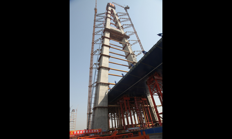 在該主塔施工中，中鐵大橋局采用智能旋挖鉆機、結構工況仿真分析軟件、在線監測及智能溫控預警系統、三維立體安全防護體系及超高塔高強混凝土一次泵送到位等先進的設備和技術，并在各施工工序中嚴格落實“吊裝令”“爬模令”“澆筑令”三令安全管理等多項創新舉措。圖為4月10日，武漢青山長江大橋南岸主塔成功封頂。