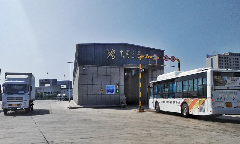 圖為霍爾果斯口岸正在進行通關檢查的車輛。（國資委新聞中心 雷玉川攝）