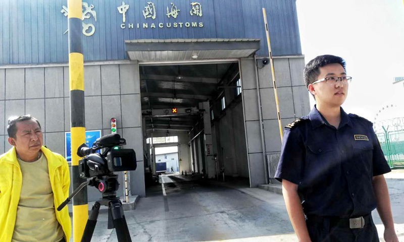 霍爾果斯海關人員接受采訪時表示，與人工檢查相比，同方威視車載式設備使通關速度有了明顯提升，大幅提高了工作效率，對于提高口岸過貨能力，打擊走私，促進外貿經濟健康發展發揮了重要作用。（國資委新聞中心 雷玉川攝）