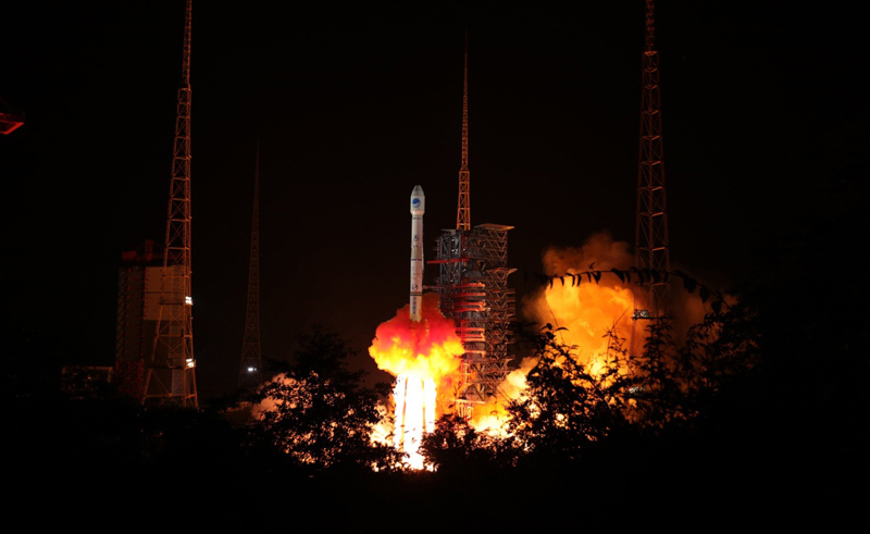 9月19日22時(shí)07分，我國(guó)在西昌衛(wèi)星發(fā)射中心用長(zhǎng)征三號(hào)乙運(yùn)載火箭（及遠(yuǎn)征一號(hào)上面級(jí)），以“一箭雙星”方式成功發(fā)射兩顆北斗導(dǎo)航衛(wèi)星。新華社發(fā)（梁珂巖 攝）