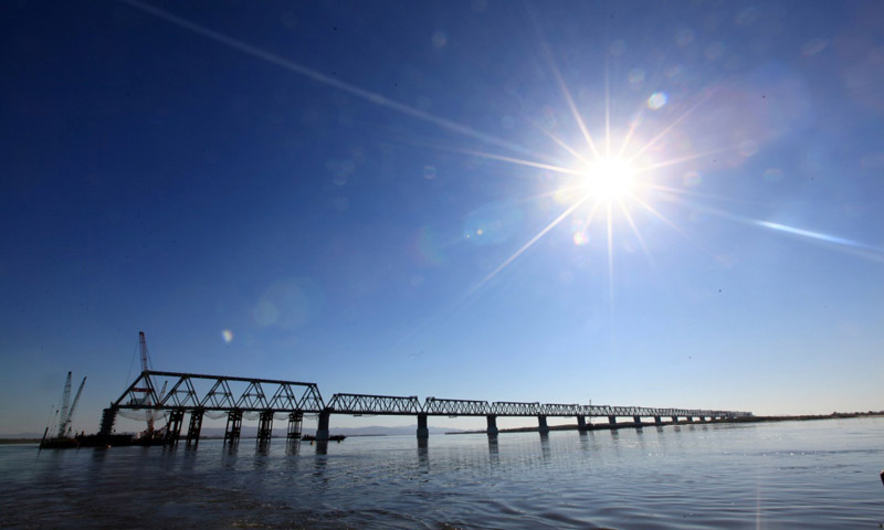 圖為10月13日拍攝的同江中俄鐵路大橋中方建設(shè)部分。（新華社記者 馬知遙 攝）