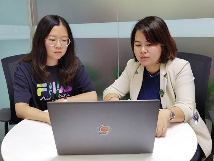 任路（右）和問(wèn)天嘉（左）一起討論愛(ài)如電節(jié)氣活動(dòng)準(zhǔn)備事項(xiàng)。