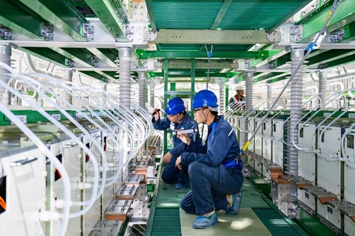 東莞供電局的工程建設人員在工程閥廳內對換流閥功率模單元進行調試前狀態確認。顧萱 攝