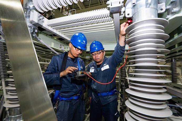 東莞供電局的工程建設人員在開展設備的驗收及檢查工作。顧萱 攝