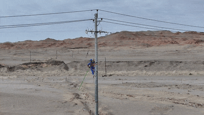 國網茫崖市供電公司員工在冷湖鎮開展線路檢修。.gif