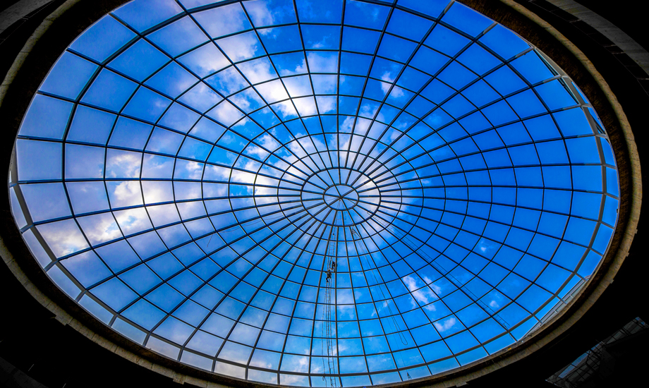 城市之大，皆是由工人一磚一瓦累積而成。看似渺小的他們，卻蘊(yùn)藏巨大的能量，勞動鑄造幸福生活，勞動鑄造偉大新時代。（作者：胡家英）