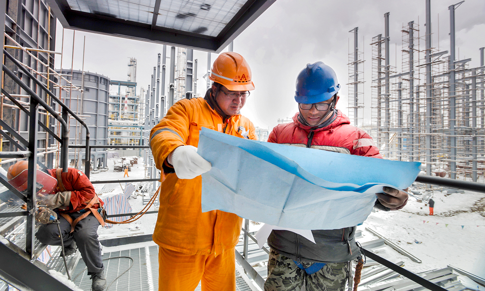 2017年3月，正和石化油品質(zhì)量升級項目建設(shè)如火如荼，每一個角落都散落著緊鑼密鼓施工的人員，在鋼與鐵的戰(zhàn)場，他們構(gòu)成了最和諧的畫面。（作者：胡海玲）