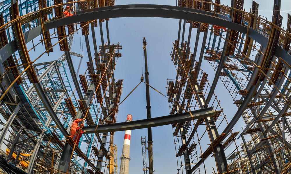 2017年3月，正和石化油品質(zhì)量升級項目建設(shè)如火如荼，每一個角落都散落著緊鑼密鼓施工的人員，在鋼與鐵的戰(zhàn)場，他們構(gòu)成了最和諧的畫面。（作者：胡海玲）