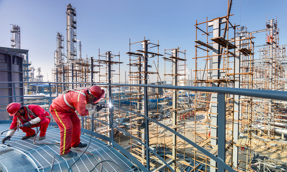 2017年3月，正和石化油品質(zhì)量升級項目建設(shè)如火如荼，每一個角落都散落著緊鑼密鼓施工的人員，在鋼與鐵的戰(zhàn)場，他們構(gòu)成了最和諧的畫面。（作者：胡海玲）